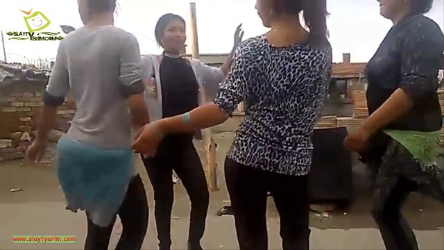 Roman darbuka sallaması oynayan kızlar