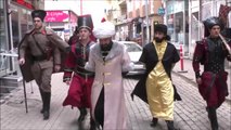 Tiyatrocu Solmaz, Fatih Sultan Mehmet Kostümüyle Davetiye Dağıttı