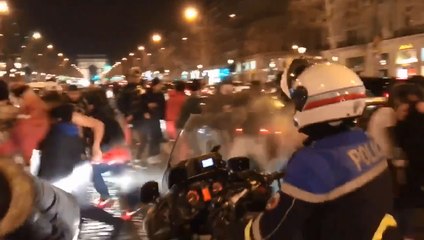 Un policier gaze des fans du PSG sur les Champs-Élysées.