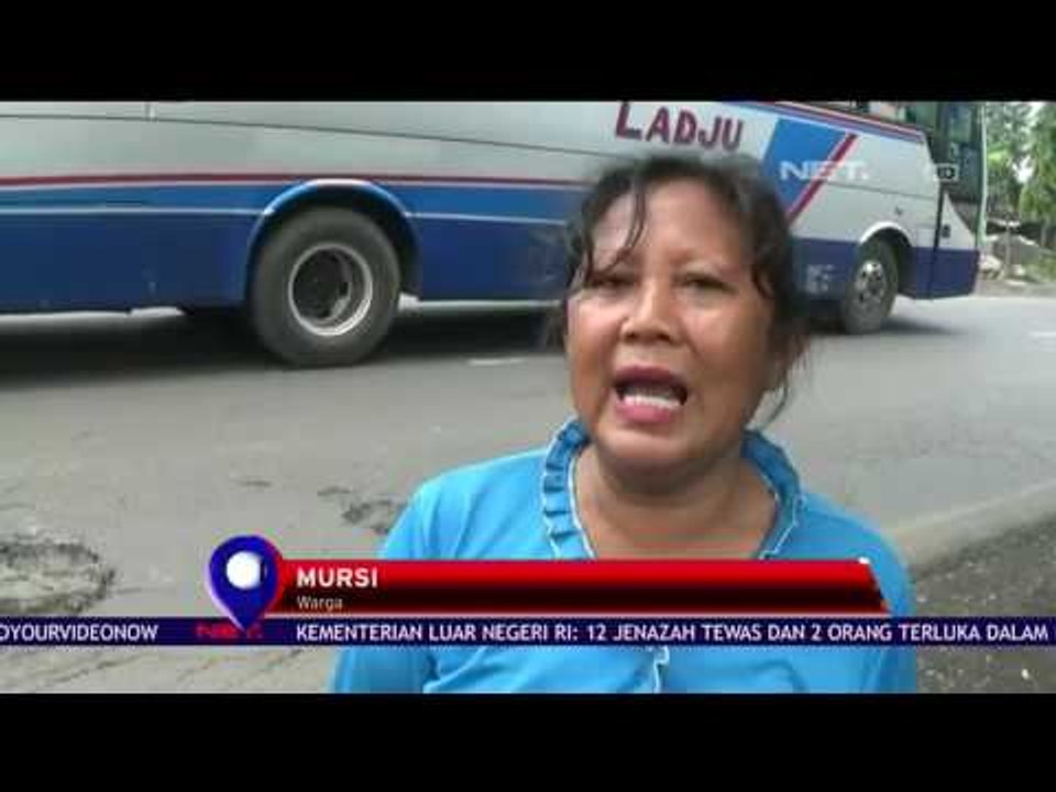 Warga Rela Menambal Jalan Sendiri - NET 10