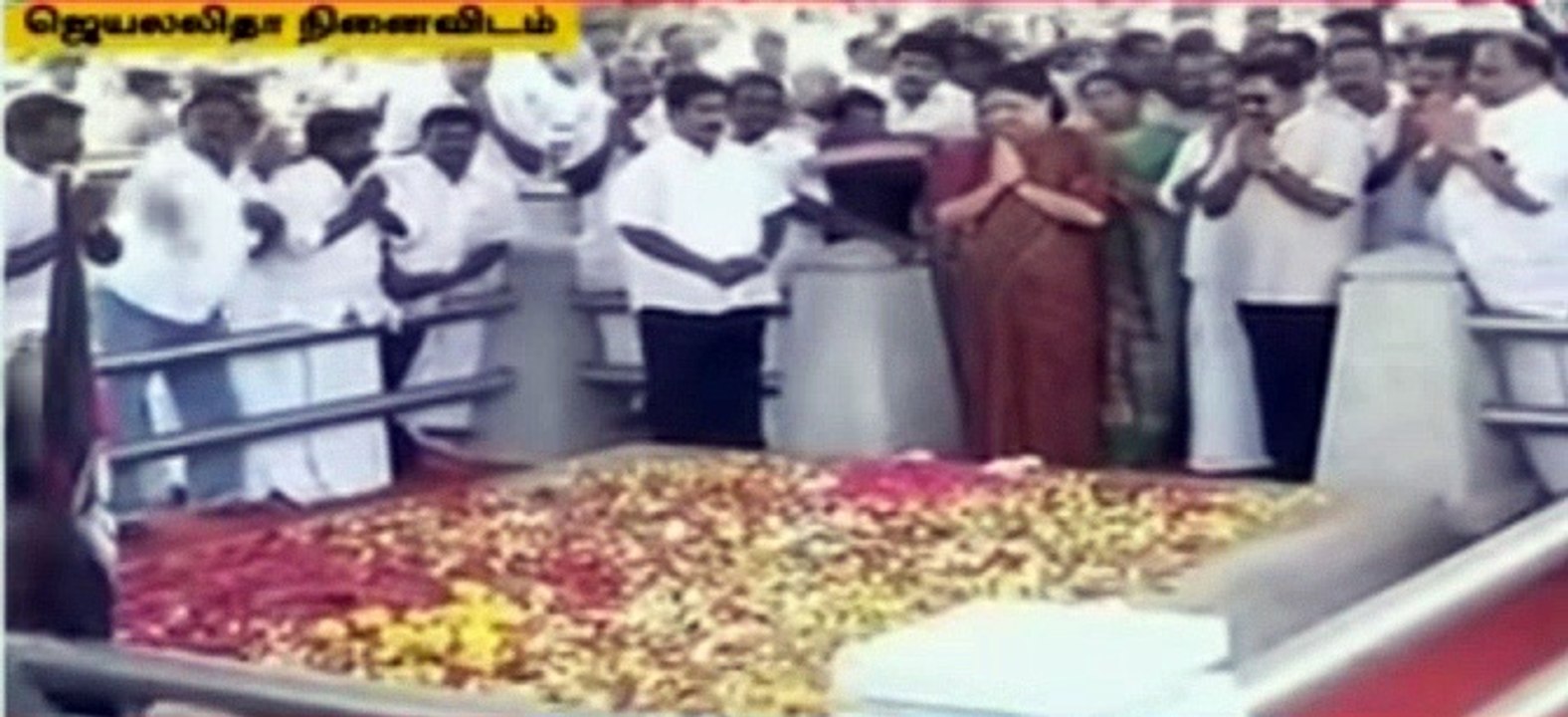Sasikala stunt at Jaya's grave