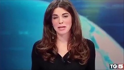 Cameraman mostra acidentalmente que jornalista não usava calças