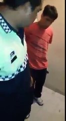 شاهدو هذا الشرطي الخنزير الإسباني في بلد حقوق الإنسان كيف يتعمل مع مهاجر  بارطاجيو باش يوصل الفيديو ويتعاقب