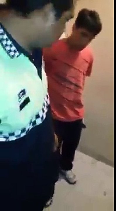 شاهدو هذا الشرطي الخنزير الإسباني في بلد حقوق الإنسان كيف يتعمل مع مهاجر  بارطاجيو باش يوصل الفيديو ويتعاقب
