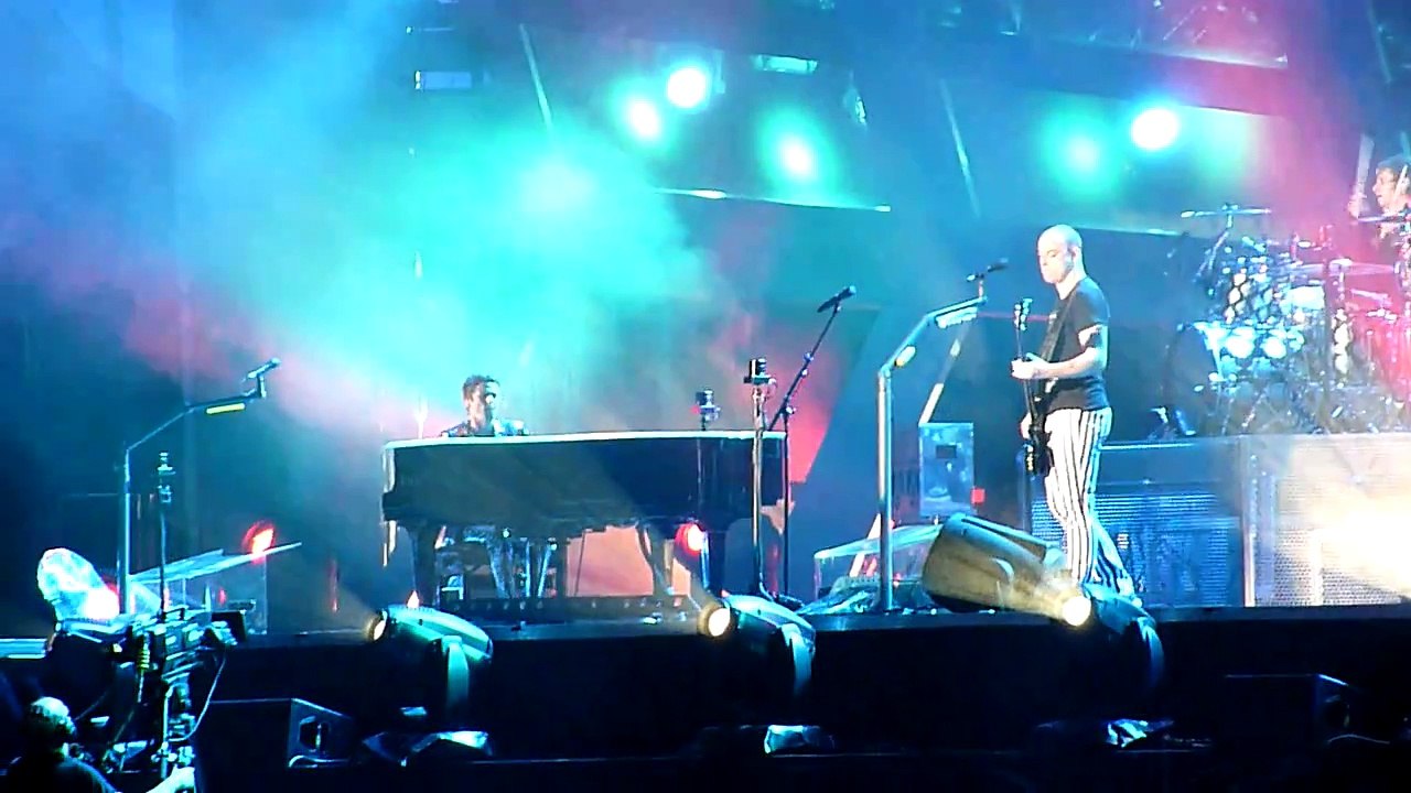 Muse - United States of Eurasia - London Wembley Stadium - 09/10/2010