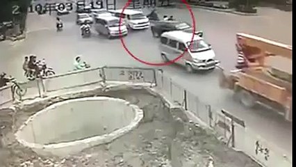 World's worst driver caught on CCTV!! 