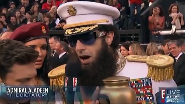 Sacha Baron derrama 'cenizas' sobre Ryan Seacrest