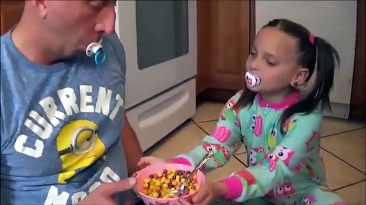 Crying baby - Bad Baby Victoria Vacuum Attacks Annabelle & Crybaby Daddy Toy Freaks Family-JFzfCMp8aJo