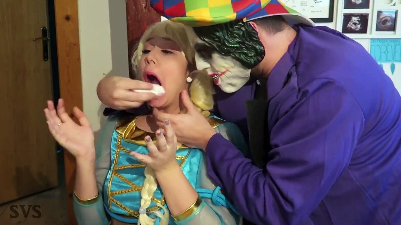 Spiderman vs Joker vs Congelado Elsa Elsa del bebé secuestrado en la vida Real Superhéroe de película de la Diversión