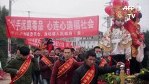 Villagers glorify their children in China festival