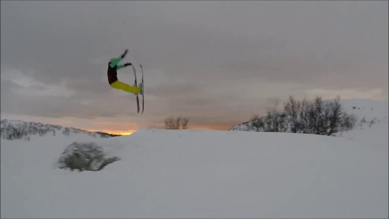 Ce skieur arrive trop vite sur la bosse et c'est le drame! Chute violente