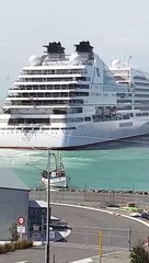 Poussé par le vent ce bateau de croisière percute un autre bateau