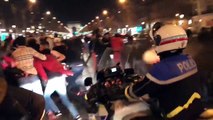 Ce motard de la police gaze des fans du PSG sur les Champs-Élysées !