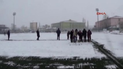 Futbol Sahasındaki Karları Taraftar Temizledi