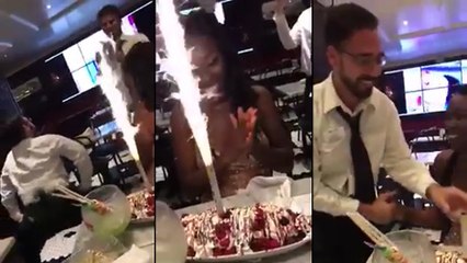 Un serveur offre un twerk pour l'anniversaire de ses clientes