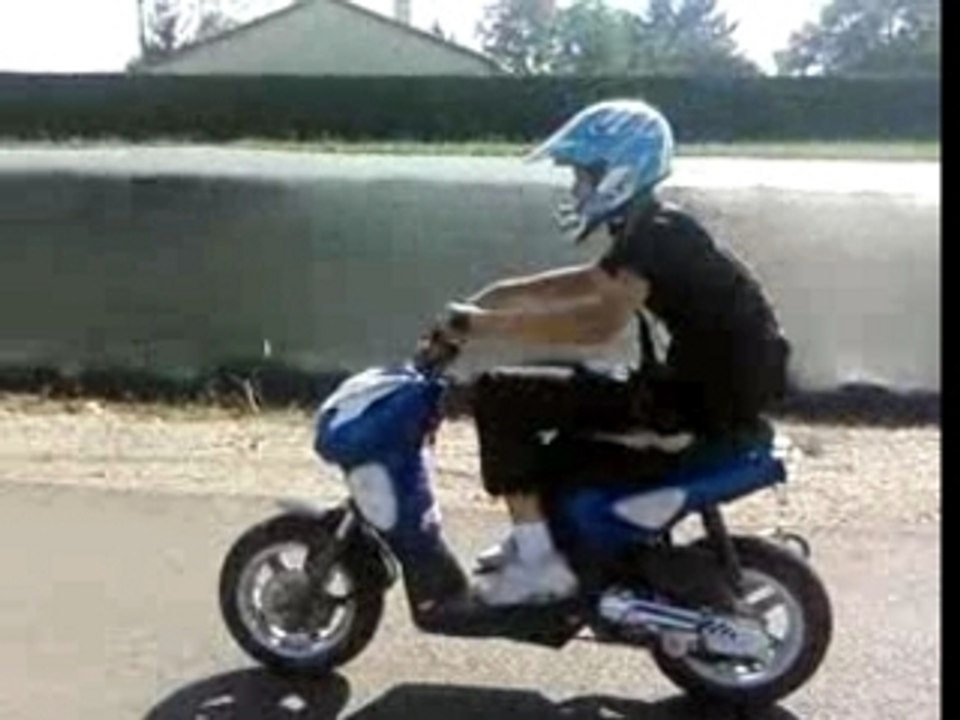 Germain debout sur la selle