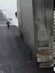 Un pilote d'hélicoptère kazakh se pose sur la route pour demander son chemin