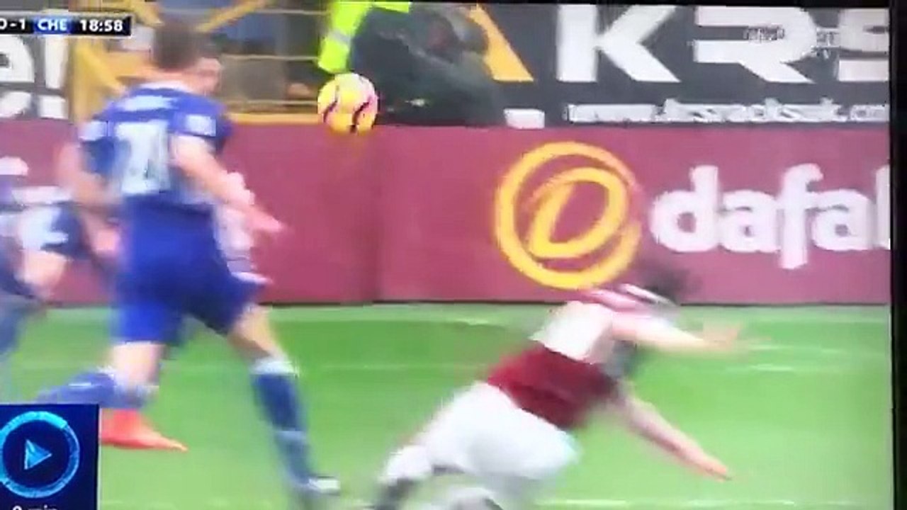 Un supporter joue les héros en sauvant un bébé d’un ballon se dirigeant droit sur lui