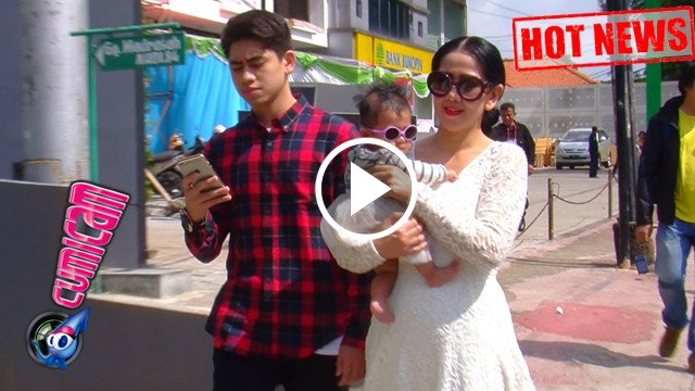 Ikutan Nyoblos, Venna Melinda-Baby Vania Kompak Pakai RayBan Hitam - Cumicam 16 Februari 2017