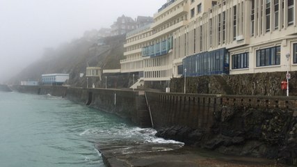 La ville sous un épais brouillard