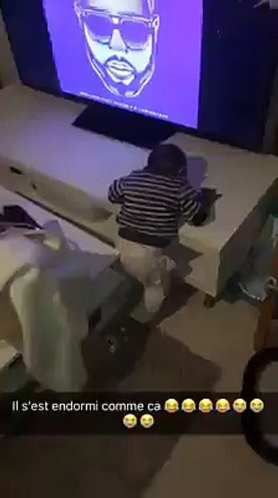 Bébé qui fait dodo debout