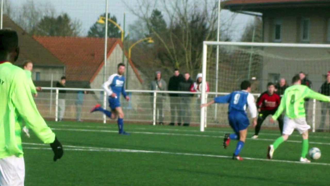 Football : action litigieuse lors du match entre caudry et Villers-Outréaux