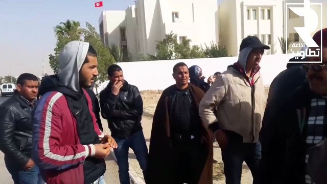صاحب مشروع يبحث عن يد عاملة..عاطلون عن العمل معتصمون أمام ولاية تطاوين يرفضون العمل معه ! (فيديو)