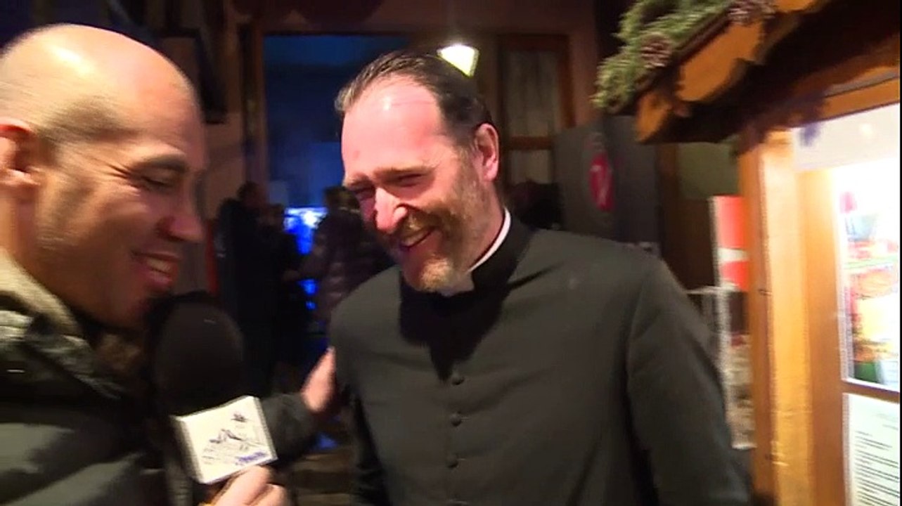 Marc de Saint-Sernin, prêtre et joueur de rugby, lors du Tournoi des 6 Stations