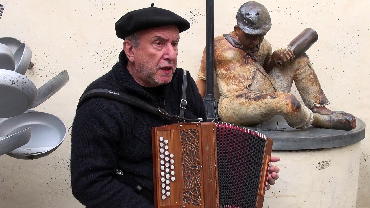 Nadau : "Il m'arrive aussi de chanter en basque !"