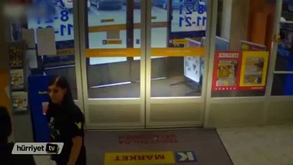 Kadın görevli 2 erkek hırsızı böyle etkisiz hale getirdi...