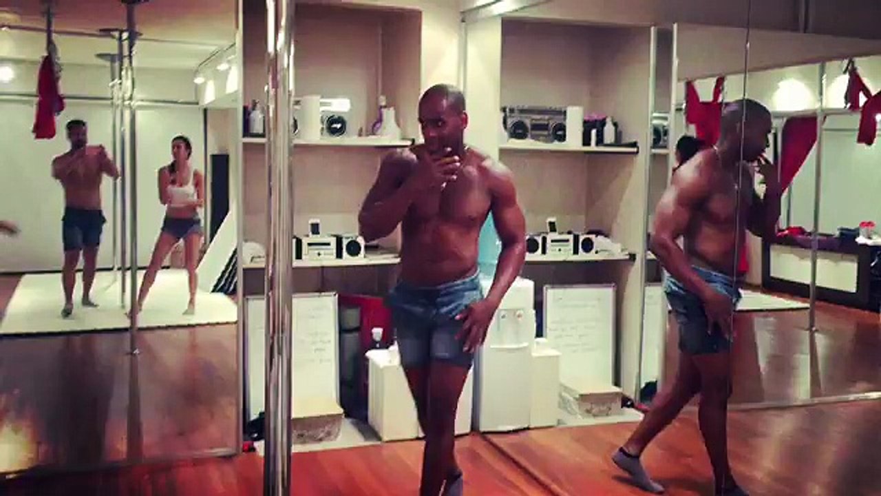 Ünlü Şarkıcı Bengü nün esmer dansçı ile dansı