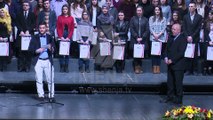 Fondacioni Albiz ndau 218 bursa për nxënës dhe studentë