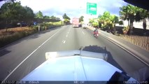 Un motard distrait termine sa course sur une remorque de camion