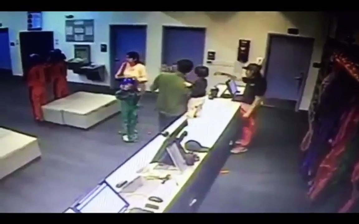 L'excellente réaction d'un vendeur qui rattrape un bébé qui tombait