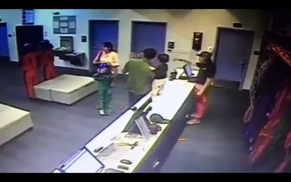 L'excellente réaction d'un vendeur qui rattrape un bébé qui tombait