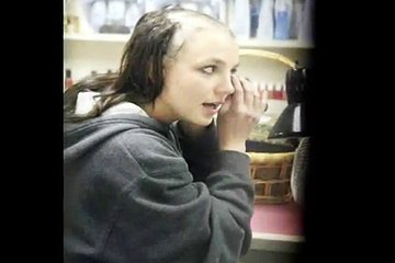 People : Il y a dix ans, Brit­ney Spears se rasait la tête !