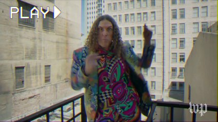 Tải video: 'Weird Al' breaks down his 'Tacky' video with Kristen Schaal and Jack Black