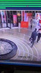 Obnubilée par son téléphone, elle finit dans la fontaine