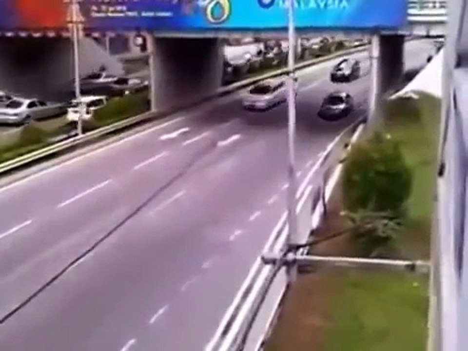 Acest PILOT de RALIURI își bate joc de POLIȚIE cu un bolid de 400 CAI PUTERE. Stai numai să vezi!