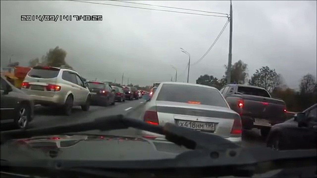 Bărbatul nervos a coborât să-l ia la PUMNI pe șofer, dar când a VĂZUT ce era în mașină s-a calmat instant!