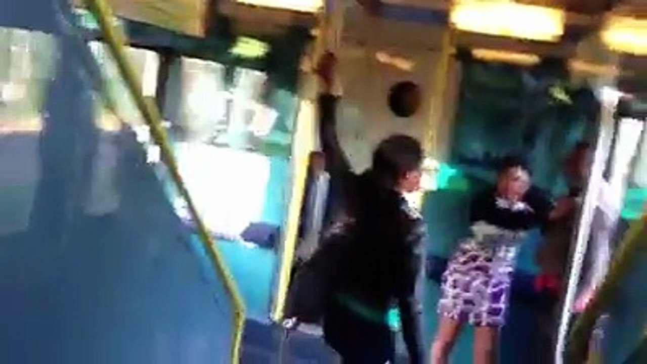 sa femme et sa copine qu'elle a mis enceinte lui font la fête