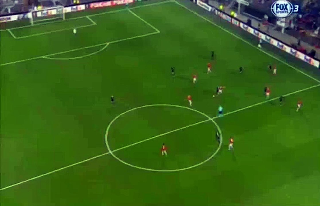 Lacazette marque dans un angle impossible !