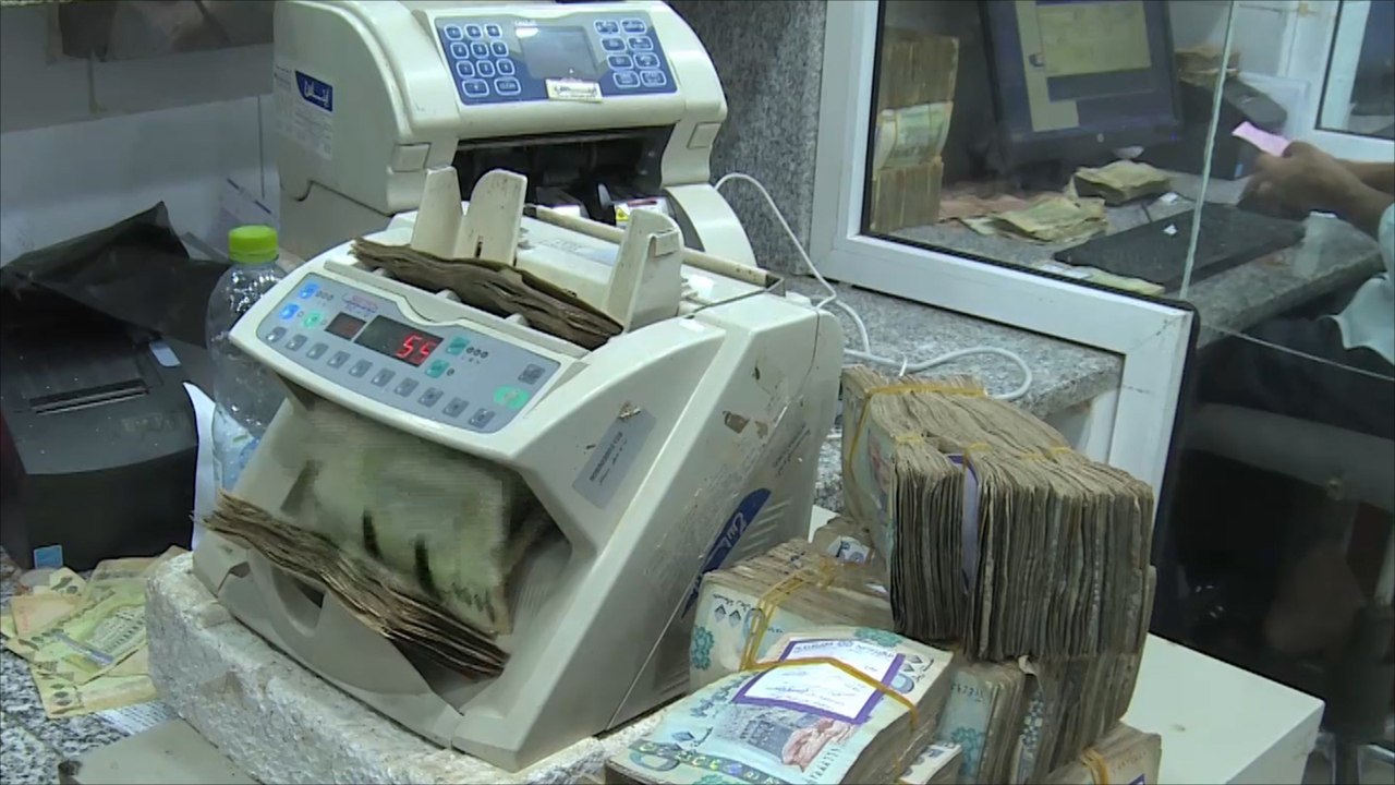 غياب الرواتب وانهيار العملة يفاقمان معانة اليمنيين