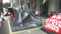 Manifestantes acampan frente al despacho de Temer para exigir viviendas