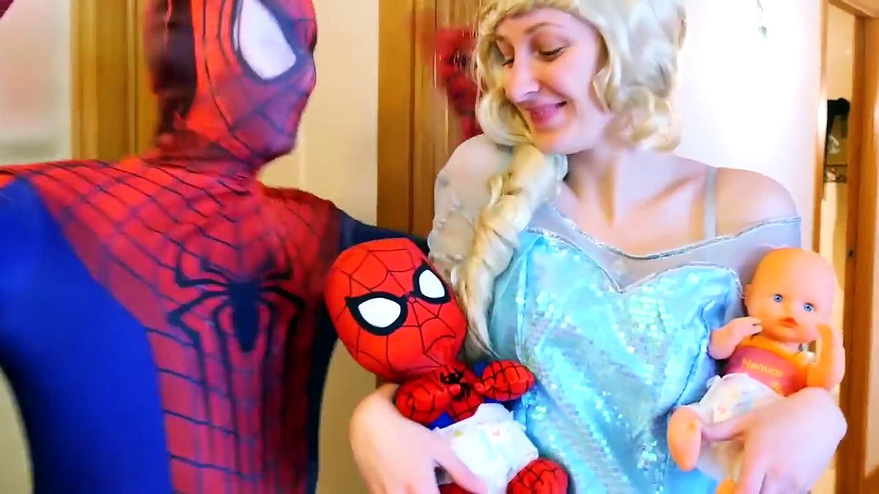 Frozen Elsa NEEDS TO PEE! Spiderman Joker Hulk Toilet Anna Rapunzel Maleficent TOYS! Super