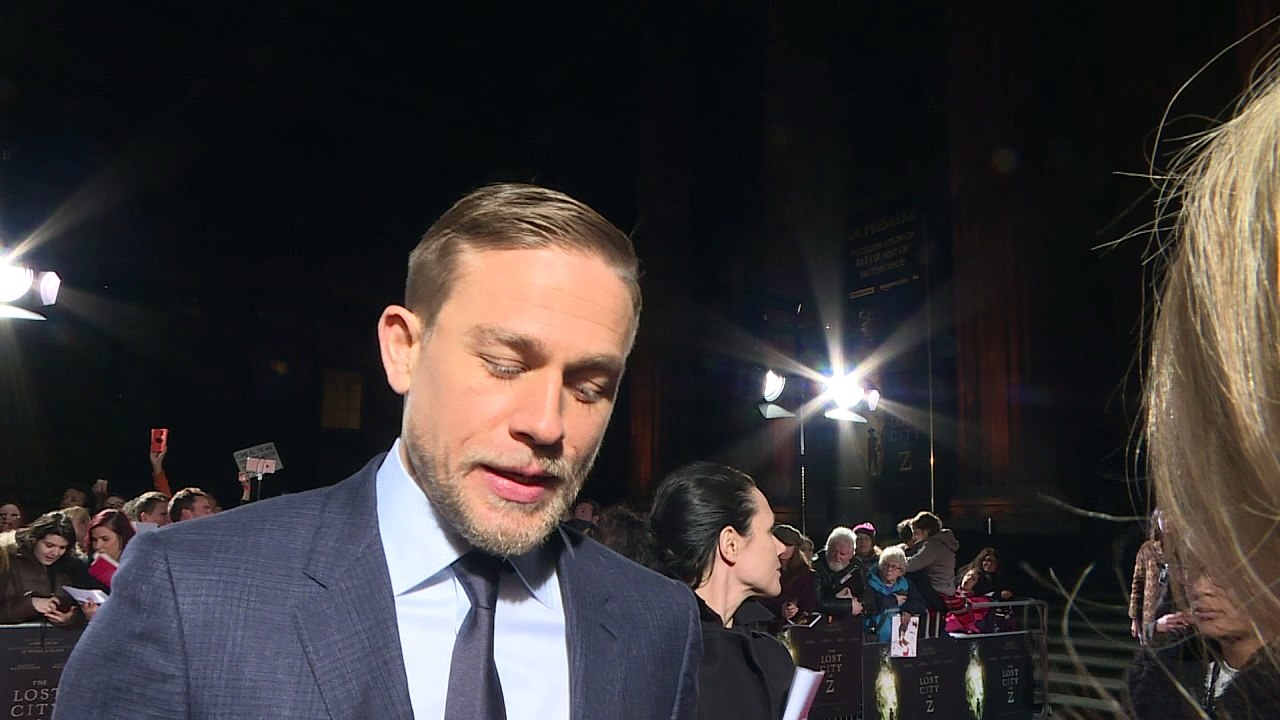 Charlie Hunnam: "Kissing R-Patz would be icing on the cake!"