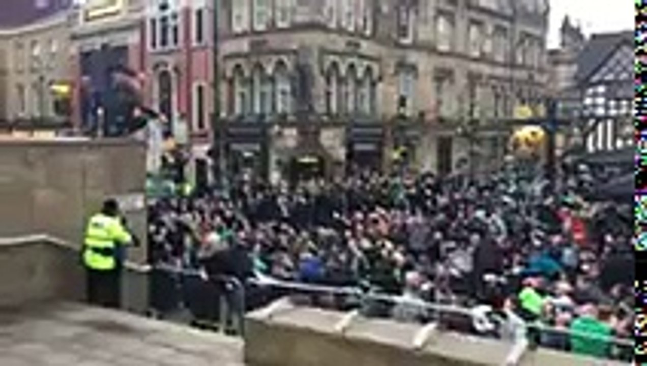 L’énorme ambiance des supporters des Verts à Manchester