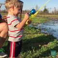 This little guy wasn't expecting to catch anything with his toy fishing rod | o garoto não esperava pegar um peixe assim