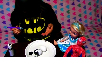 SPIDERBABY guarda BATGIRL FANTASMA de la CARA mientras que la pintura de Feliz Huevos de Pascua En la VIDA Real
