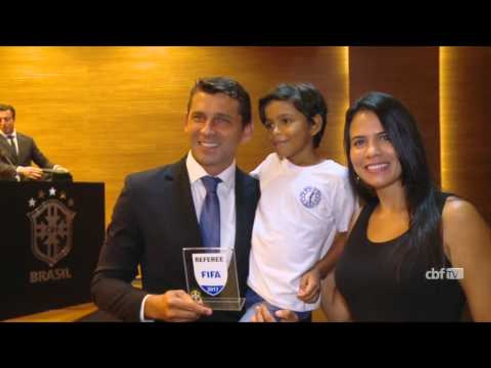 Integrantes do quadro da FIFA recebem insígnias